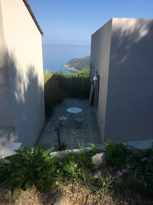 L'arrivée;
Vous voyez à gauche la "maison-chambre" indépendante qui sera la vôtre.
Et à droite la maison principale.