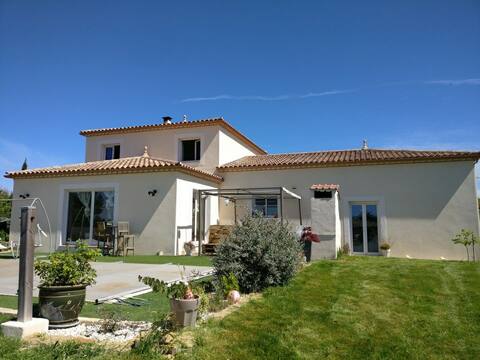 150 m2 house with a pool in a quiet area
