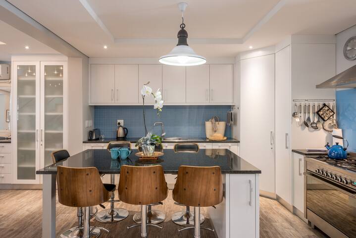 Gordons Bay Beachhouse gallery image 2