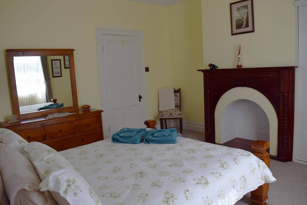 Front Bedroom - 1 Queen Bed