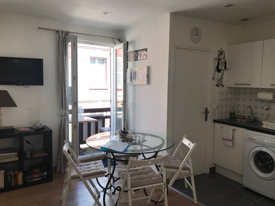 Coin repas avec ouverture balcon
