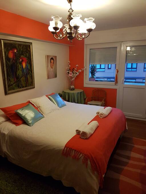 Tu habitación en Lekeitio, esta Lista! Aquí, en la sencillez y el calor de nuestra casa, tienes tu habitación esperándote este verano! Este año solo rentamos una habitación y ponemos a disposición de nuestros huéspedes una segunda cama en otra habitación para, hasta dos persona mas acompañantes por precio supletorio.