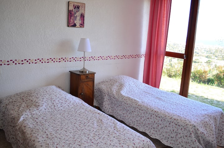 dormitorio n°3 con vistas al mar en la parte inferior de la villa