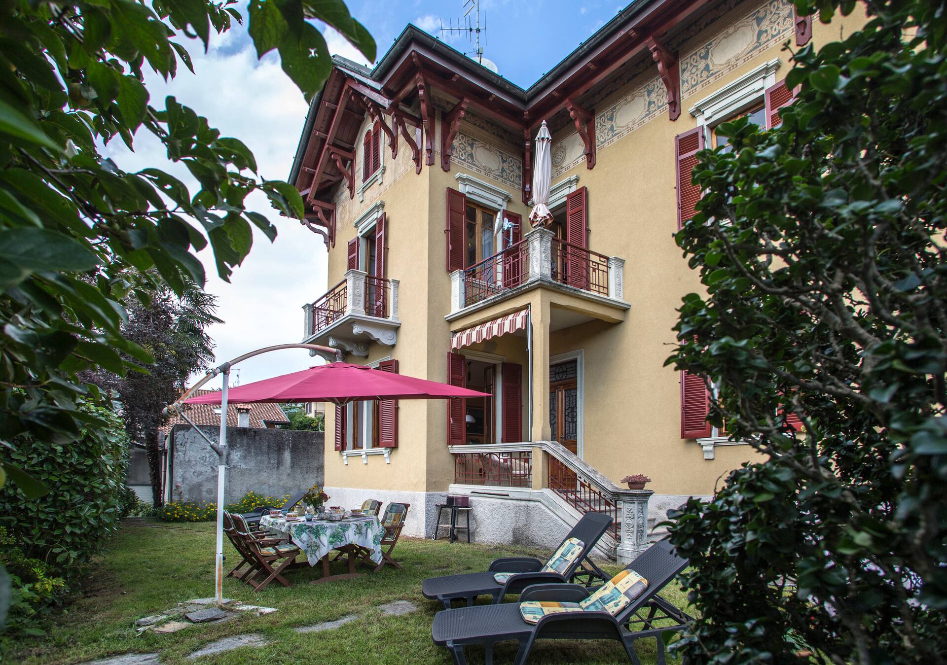 Italian ambience with a garden near the lake
