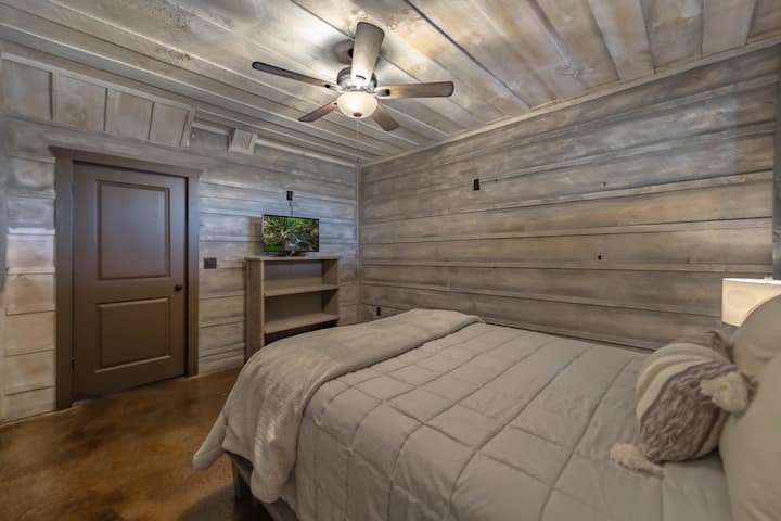 Spodná izba s manželskou posteľou Queen (iné poschodie)