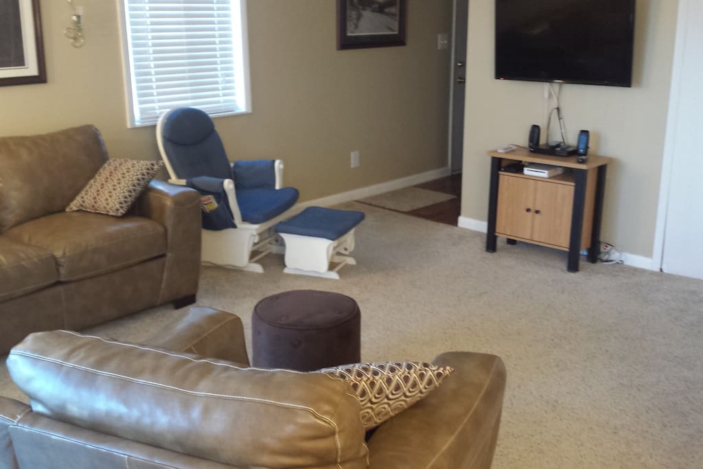 Living room, flat screen, leather loveseat and chair