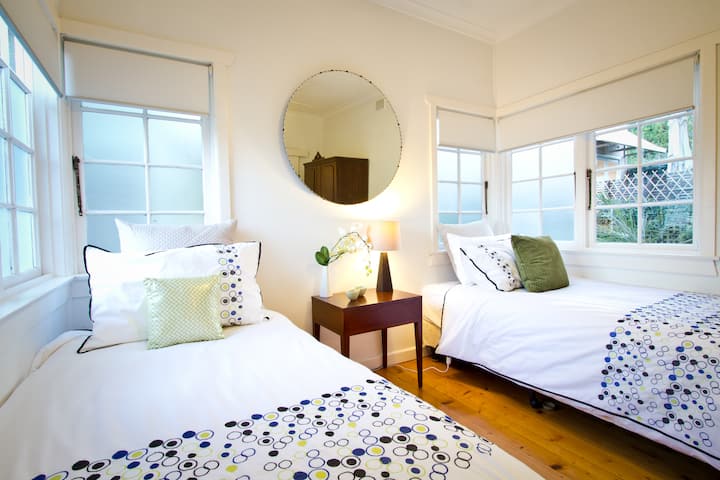 Chumba cha kulala cha pili na vitanda virefu vya mtu mmoja (kinaweza kuunganishwa na King)