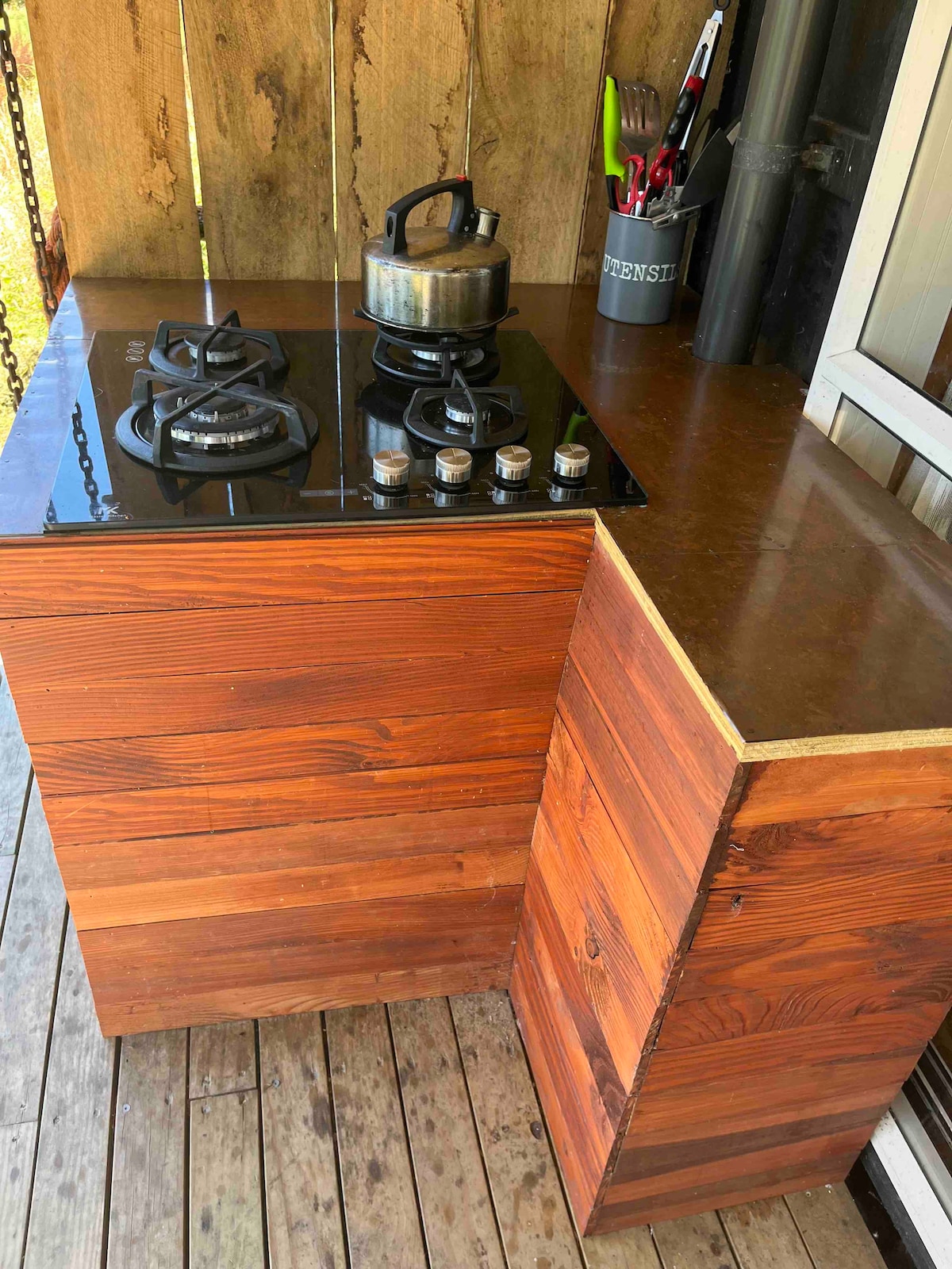 Outdoor gas hob for cooking and boiling water for coffee and tea at Riverside Retreat in Okoroire