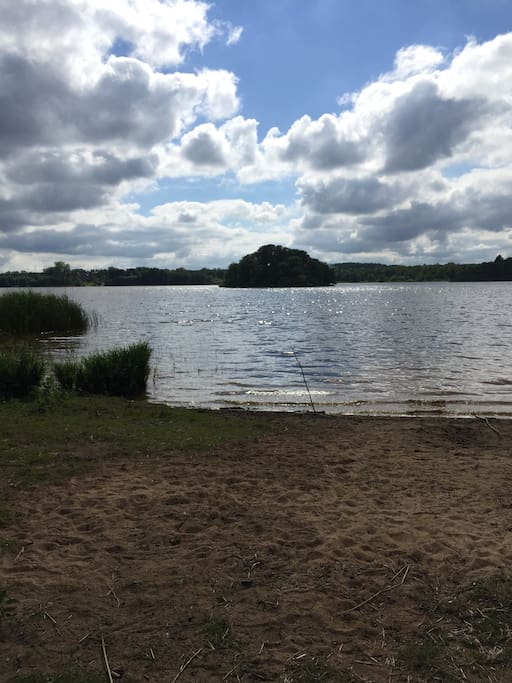 Kvesarumssjön med möjlighet till bad och fiske