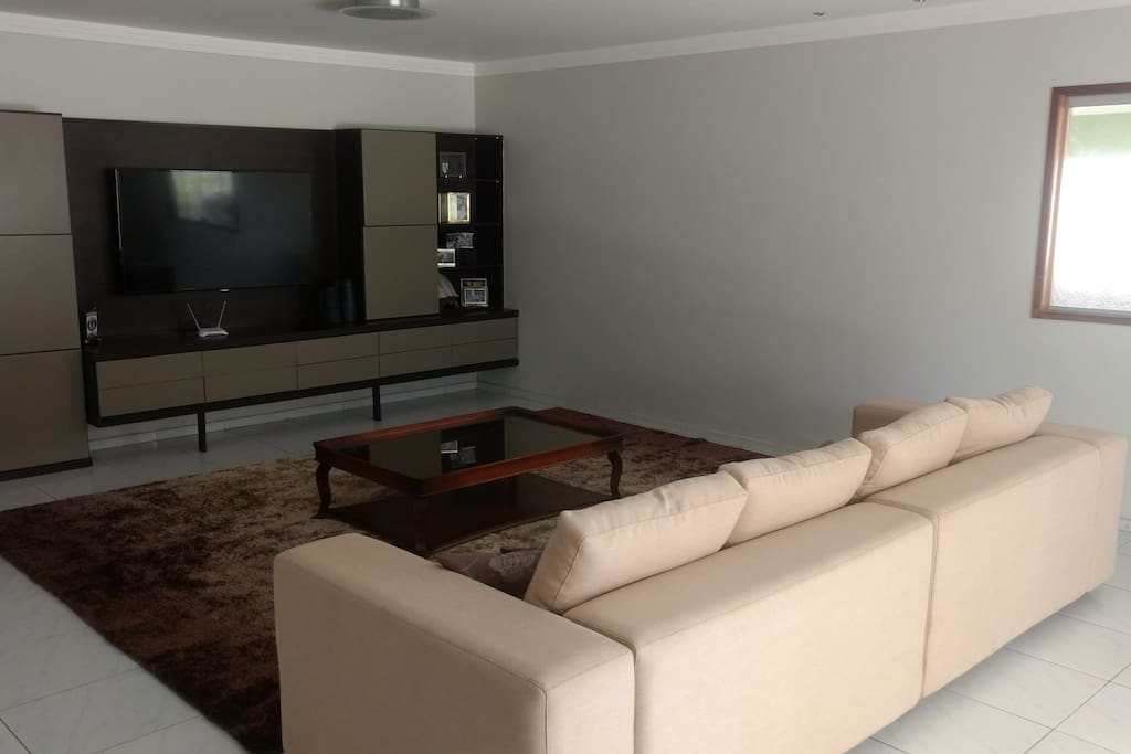 Sala ampla com TV 58'' e Internet