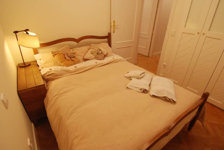 Chumba 4- Ndogo sana lakini cozy. Kitanda kinaweza kufikiwa kutoka pande zote mbili na kina wodi 2 zilizowekwa. 