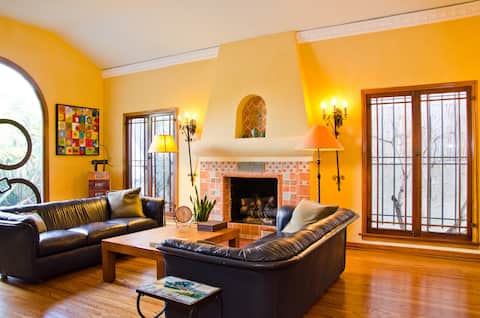 Top performing Airbnb: 3 bed 2 ba, Spacious, Walk to LACMA and the Grove in Beverly Grove