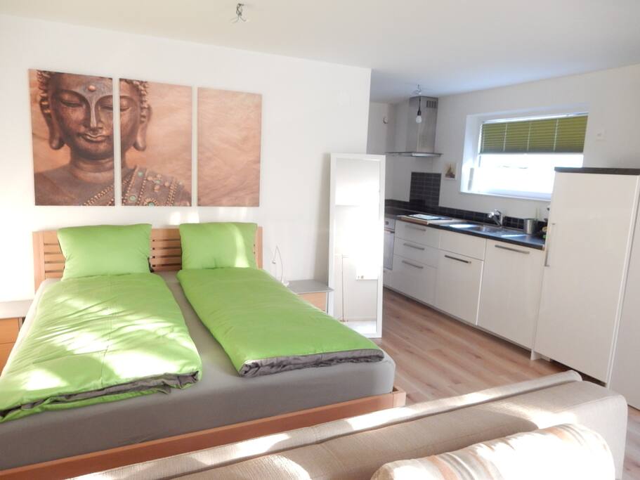 Bed with pocket spring mattress