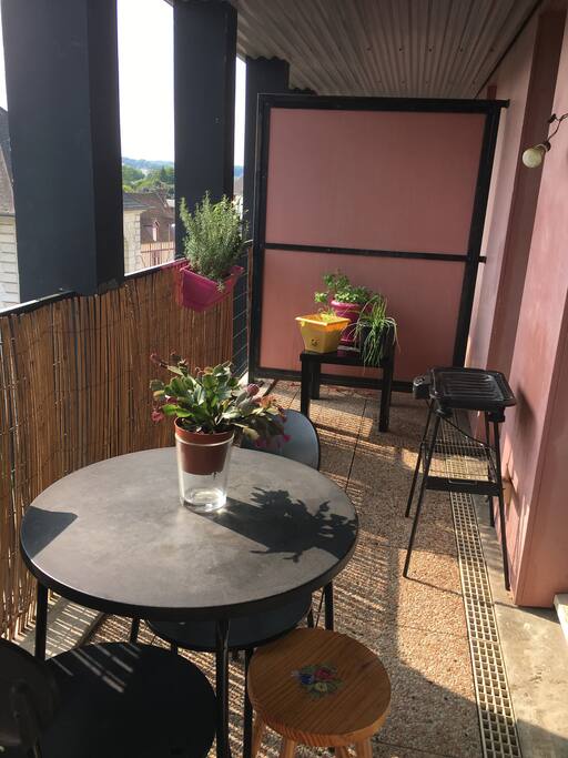 Terrasse permettant de prendre ses repas en extérieur tout en étant protège du vent ou de la pluie