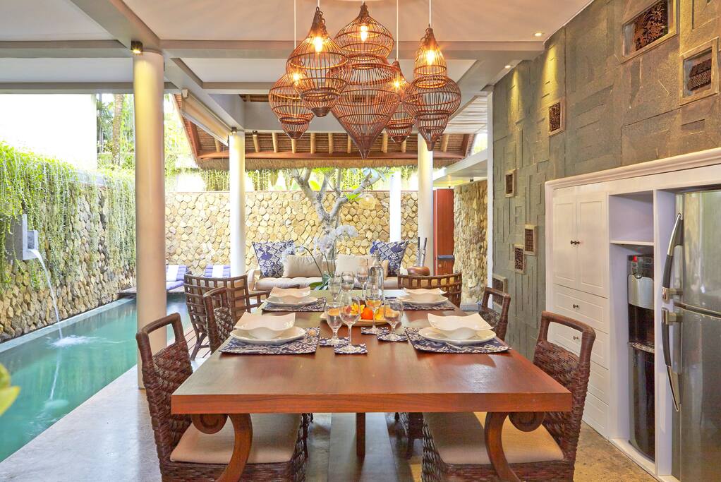 Dinning Area & Pool