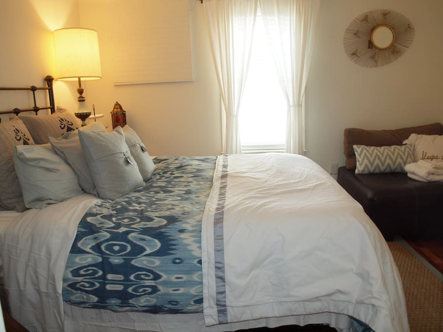 Guest room with queen size bed and now a twin setup swell
