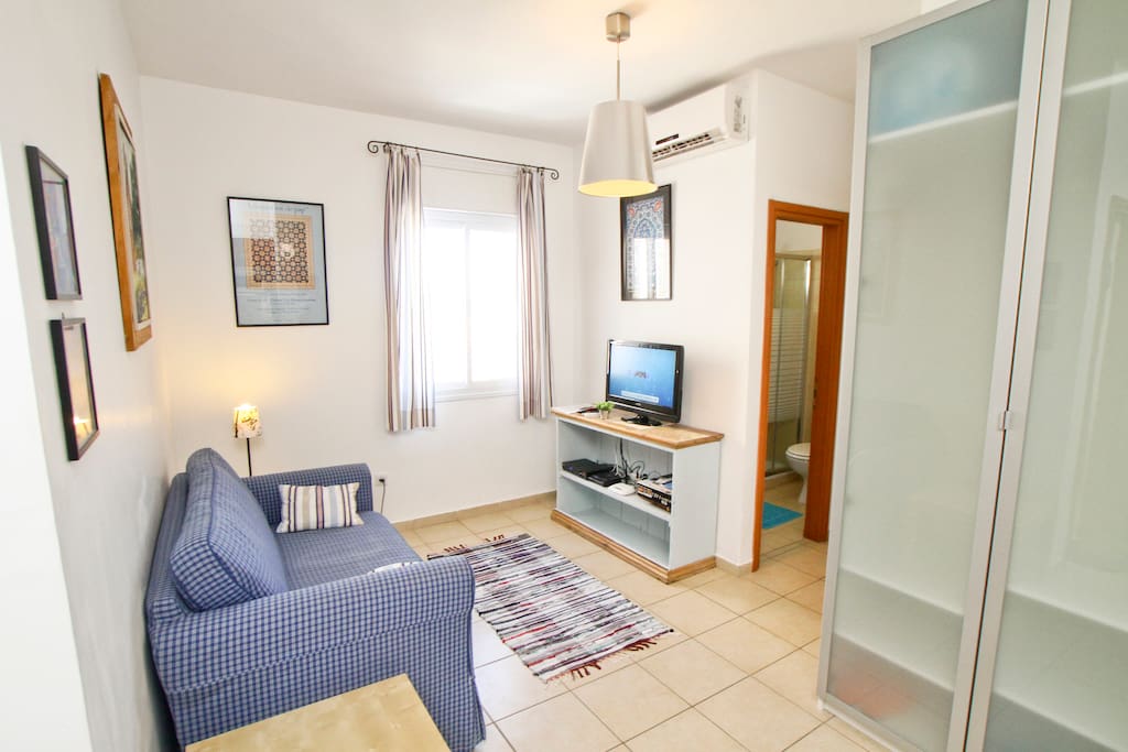 Livingroom: sofa-bed, cable TV, air conditioning, wifi, mobile phone, wardrobe,