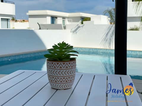 Propiedad de Airbnb exitosa: Luxurious Villa Private Pool La Marina Urb LM3 en San Fulgencio