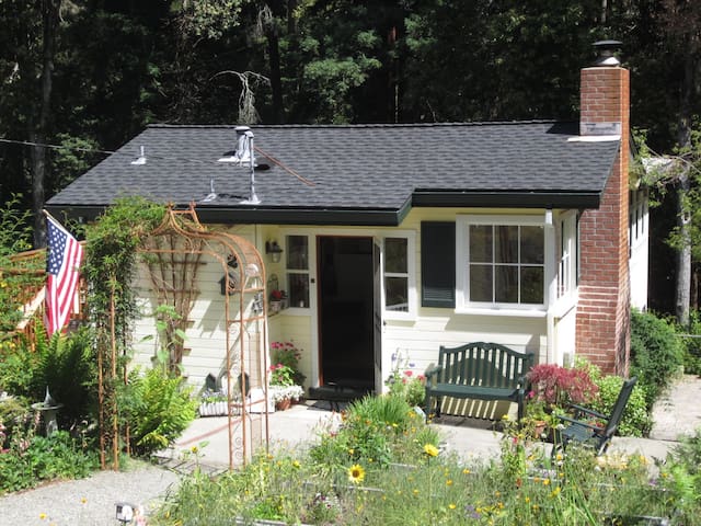 Sunshine Cottage (Lower)