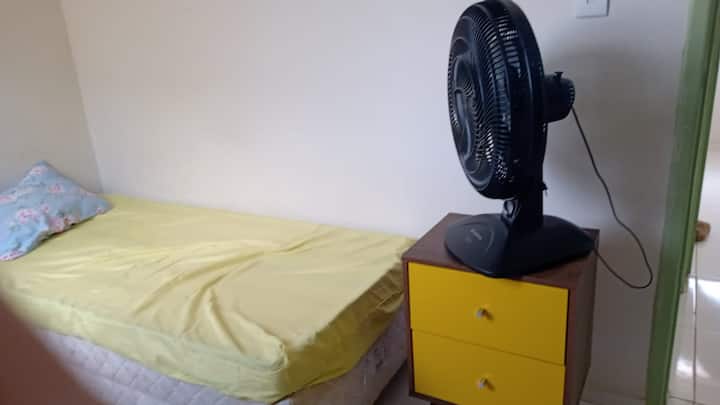 Druhá spálňa s postieľkou, šatníkom a ventilátorom