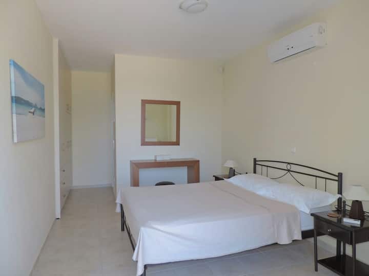 Главна спалня със самостоятелна баня