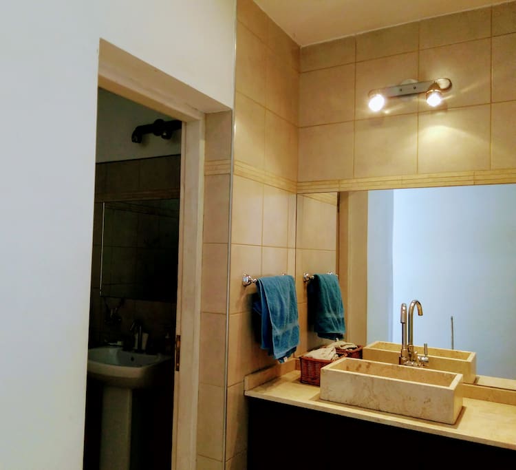 Espacio común: vanitory (ducha aparte)