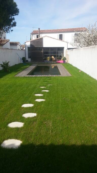 Jardin clos, font de piscine descendu