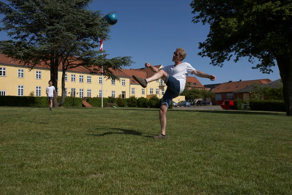 Stor græsplæne foran hotellet