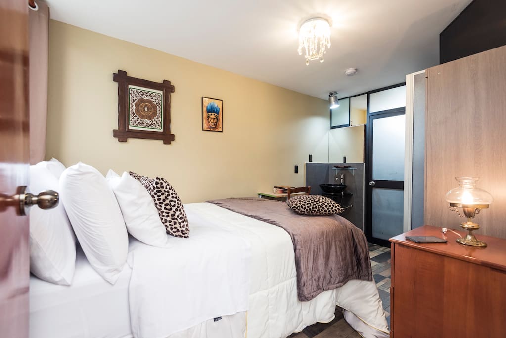 Private Room Fast Wifi, Cable Tv for 1 or 2 persons on the second floor of our duplex