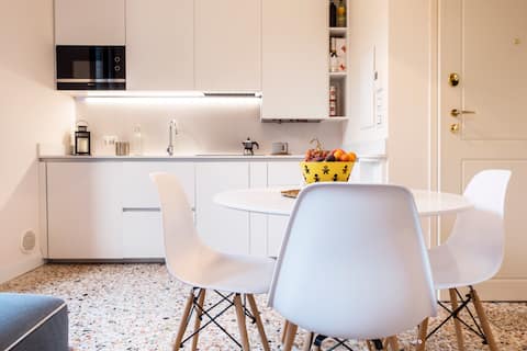 Top Airbnb: Canal-View Charming Apartment, Central Area & WFH! in Venezia