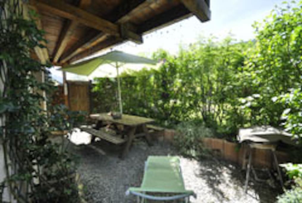 la terrasse privée (barbecue;chaises longues;table banc bois parasol)
