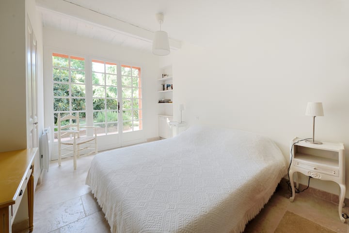 Dormitorio 2 - Cama grande - Planta baja con vistas al jardín