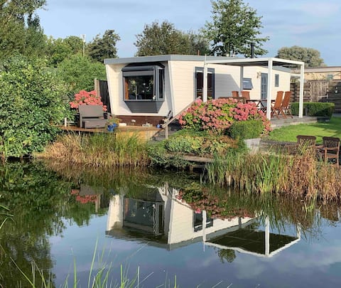 Top performing Airbnb: Chalet IJselmeer beach Makkum Holle Poarte T15 in Wijk 18 Weidestreek Zuidwest