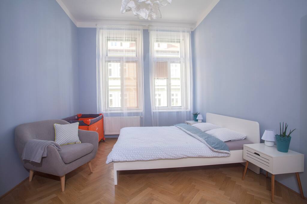 Bedroom with optional baby bed