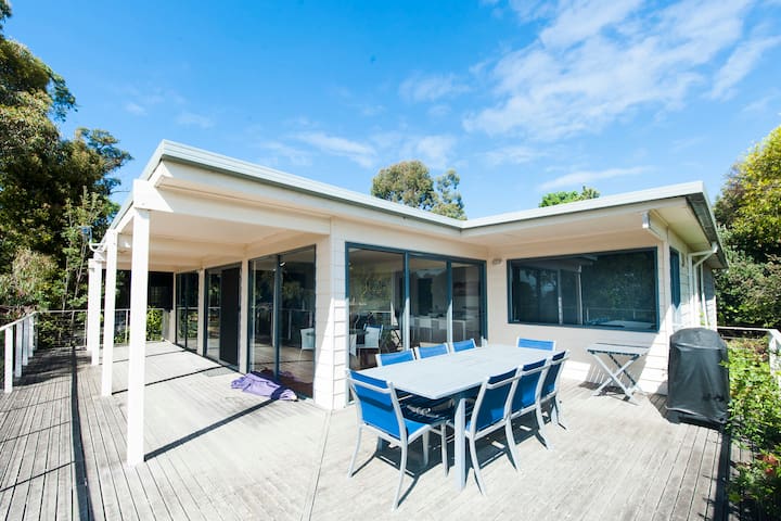 Lorne house- A Beach Retreat with a view