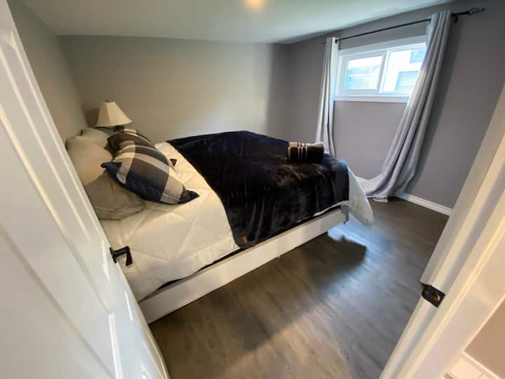 เตียงคิงไซส์ชั้นหลักเตียงมีคุณภาพสูง 