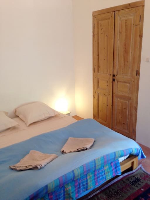 Chambre avec lit 2 personnes & rangement