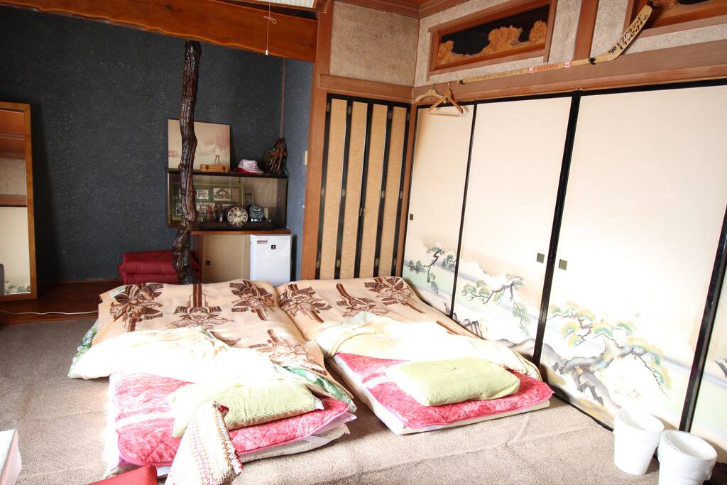 参考までに
隣の部屋との間は、襖です。
5人以上のグループは、襖を外して、二部屋を使います。
襖を外すと、16畳になります。
(2倍の広さになります。)