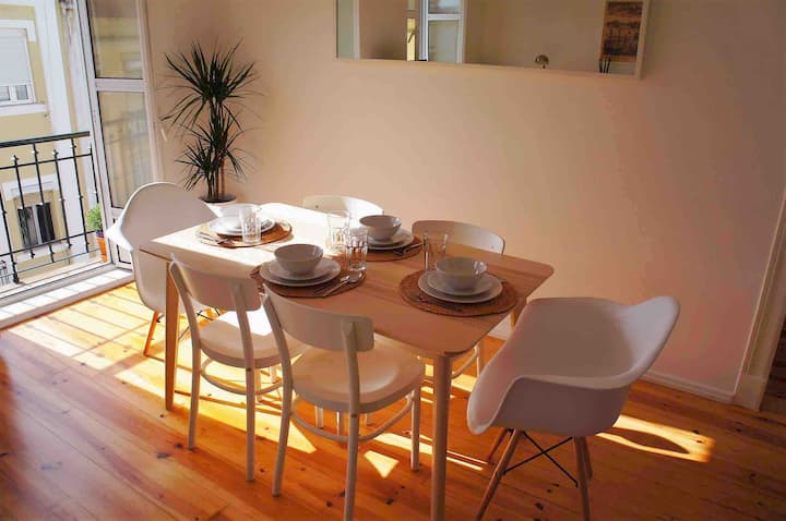 Cozy Apartment With Big Balcony Near City Centre - Areeiro