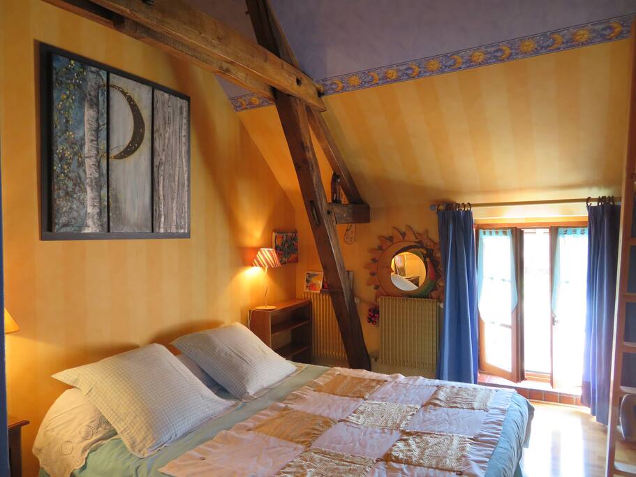 Chambre Jaune : lit confortable 160/200