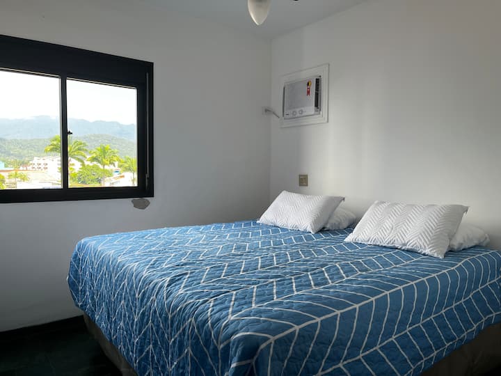 Image de la chambre qui est attenante. Il dispose d'un grand lit king size (le plus grand dont il dispose) et de la climatisation.