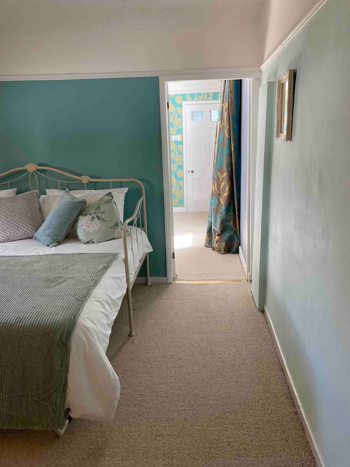 ห้องนอน 3 พร้อมเตียงแบบยืดหยุ่นสำหรับเตียงเดี่ยว 1 หลังเตียงเดี่ยว 2 หลังหรือเตียงควีนไซส์ 1 หลัง มีห้องนอน 4