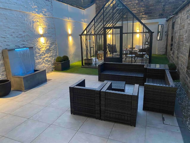 Fabulously spacious basement flat city centre