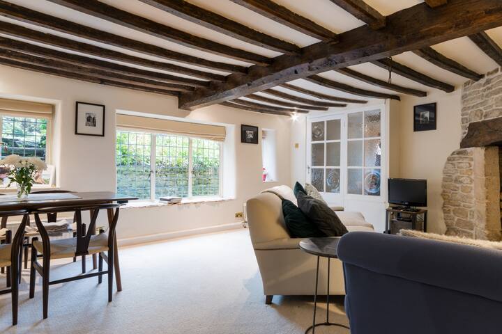 Lovely Cotswolds Cottage With Luxurious Amenities Cottages For