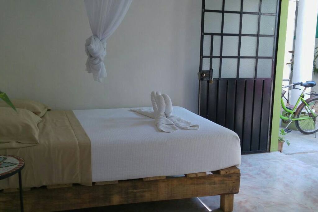 cuarto con cama matrimonial y baño propio