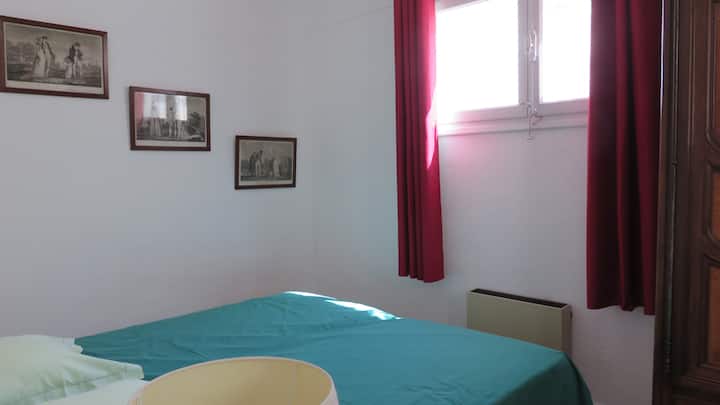 Spálňa 2 - Prízemie - 2 záhradné okná -  lôžko 160 x 200