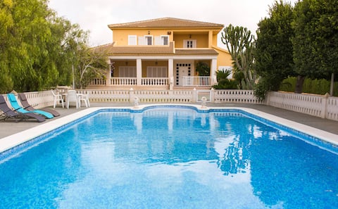 Fantastic Villa with private pool & tennis court!