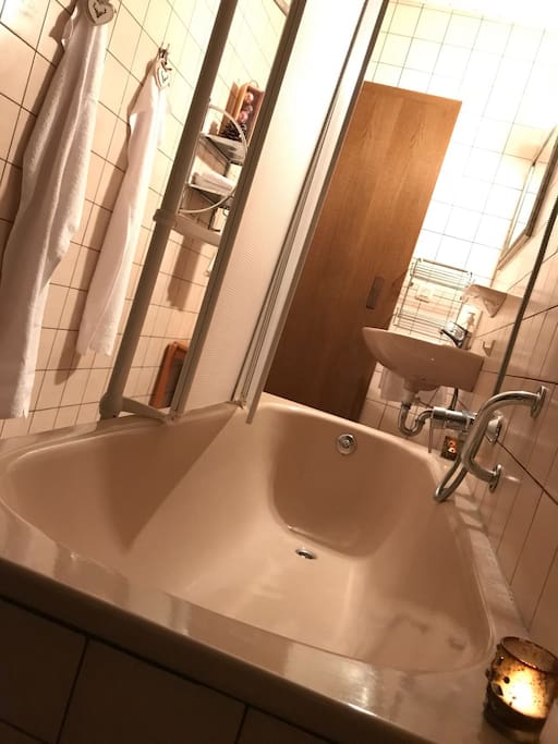 Das Badezimmer mit einer Badewanne zum entspannen.
