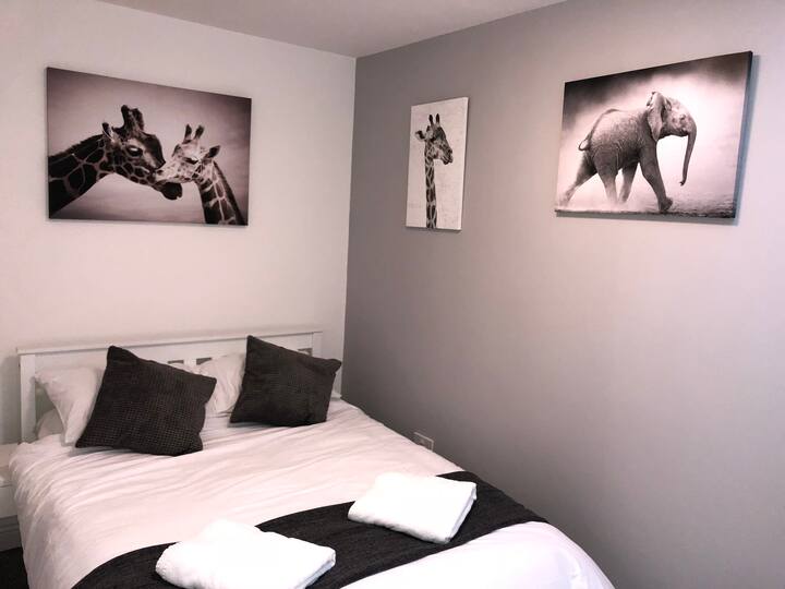 Quarto 2 com claraboia de controle remoto