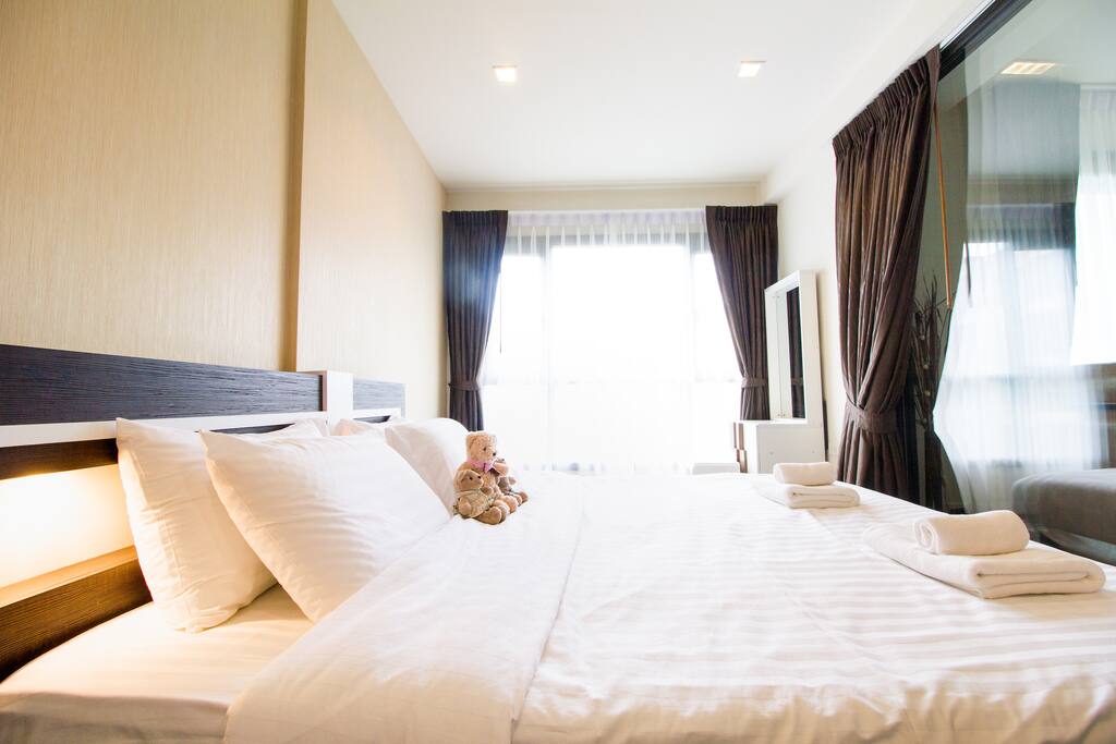 The room has large window to allow a lot of sunlight